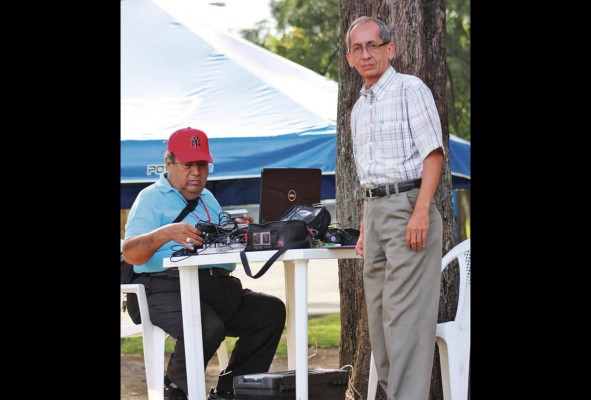 Carlos Chávez (Izq.) y Arturo durante las transmisiones en La Sabana, Costa Rica. Carlos Chávez (Izq.) y Arturo durante las transmisiones en La Sabana, Costa Rica.