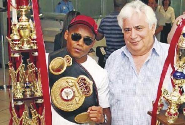 El excampeón mundial Liborio Solís (i), junto a su apoderado Manuel Pérez Barreiro. El excampeón mundial Liborio Solís (i), junto a su apoderado Manuel Pérez Barreiro.