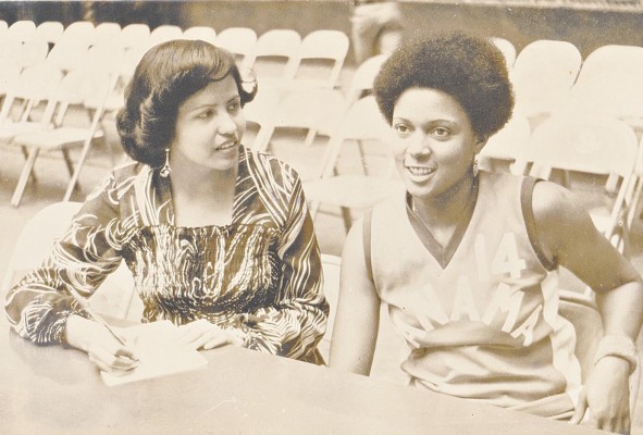 La periodista Eva Montilla entrevista a la jugadora panameña Dámasa Cooper, durante el Centrobasket de 1977. La periodista Eva Montilla entrevista a la jugadora panameña Dámasa Cooper, durante el Centrobasket de 1977.