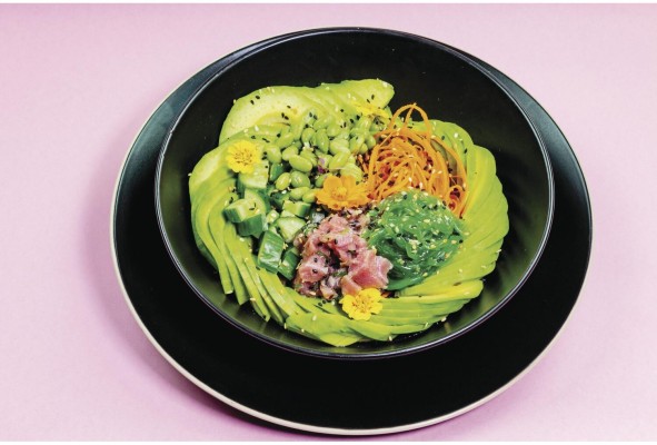 Poke con atún, edamame, pepinos, zanahorias y aguacate Poke con atún, edamame, pepinos, zanahorias y aguacate