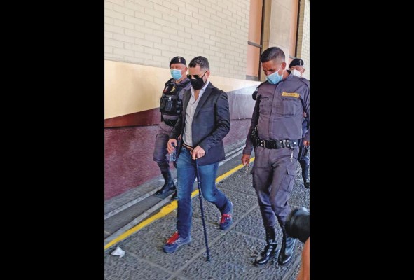 Ricardo Alberto Martinelli Linares llegó apoyado en un bastón. Ricardo Alberto Martinelli Linares llegó apoyado en un bastón.