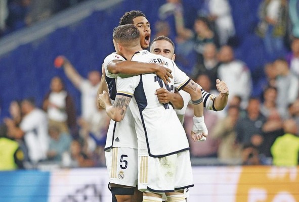 El centrocampista uruguayo del Real Madrid Federico Valverde (d.) junto a Jude Bellingham (i.). El centrocampista uruguayo del Real Madrid Federico Valverde (d.) junto a Jude Bellingham (i.).