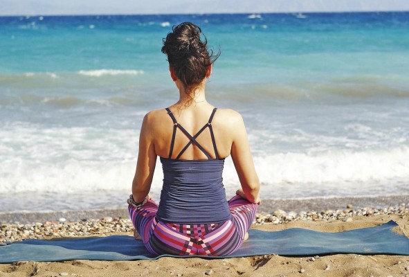 La meditación es la práctica de enfocar, despejar y aquietar la mente y el cuerpo durante un período sostenido de tiempo. La meditación es la práctica de enfocar, despejar y aquietar la mente y el cuerpo durante un período sostenido de tiempo.
