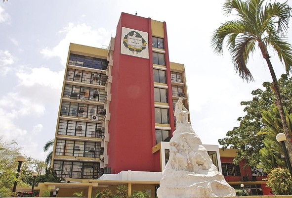 De la Universidad Nacional a la Universidad de Panamá en sus orígenes liberales y cosmopolitas De la Universidad Nacional a la Universidad de Panamá en sus orígenes liberales y cosmopolitas
