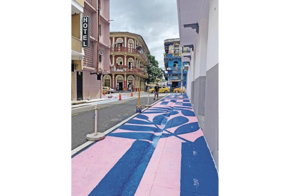 La precursora del proyecto se reunió con los artistas María Camila Bernal, Alexander Wtges y con la arquitecta Ginna Gotti para el diseño y pintura. La precursora del proyecto se reunió con los artistas María Camila Bernal, Alexander Wtges y con la arquitecta Ginna Gotti para el diseño y pintura.