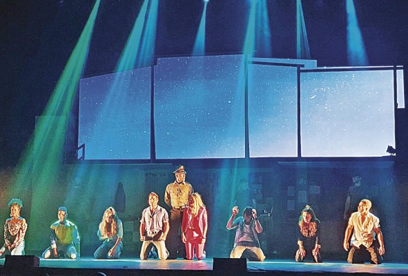 Puesta en escena del musical 'Solo las estrellas bastarán'. Puesta en escena del musical 'Solo las estrellas bastarán'.