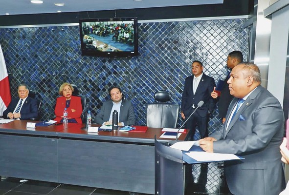 El diputado perredista Raúl Pineda preside la Comisión de Credenciales de la Asamblea Nacional. El diputado perredista Raúl Pineda preside la Comisión de Credenciales de la Asamblea Nacional.