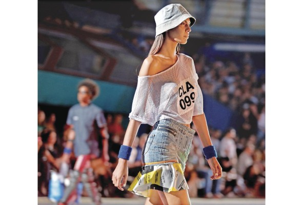 Gloria Deportiva” presenta kimonos inspirados en el boxeo y ropa deportiva con estampado de imágenes destacadas del deporte cubano. Gloria Deportiva” presenta kimonos inspirados en el boxeo y ropa deportiva con estampado de imágenes destacadas del deporte cubano.