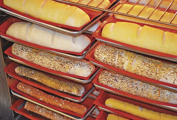 En la elaboración de alimentos se usan hongos, levaduras y bacterias. En la elaboración de alimentos se usan hongos, levaduras y bacterias.
