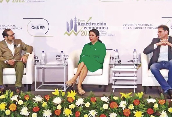 Temístocles Rosas, moderador; Dayra Carrizo, superintendente de Sujetos No Financieros;José Abbo, consultor de riesgos financieros Temístocles Rosas, moderador; Dayra Carrizo, superintendente de Sujetos No Financieros;José Abbo, consultor de riesgos financieros