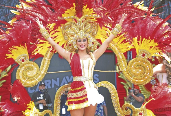 La reina del Carnaval capitalino Alegría y Tradición 2020, Julia Marina López, se despidió ayer de los cientos de festejantes que se dieron cita en la Cinta Costera. La reina del Carnaval capitalino Alegría y Tradición 2020, Julia Marina López, se despidió ayer de los cientos de festejantes que se dieron cita en la Cinta Costera.