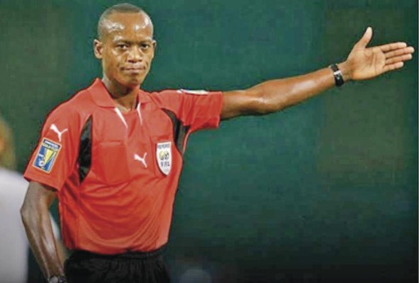 Courtney Campbell fue uno de los árbitros centrales caribeños que más actividad alcanzó entre 2004-2014. Hoy, a sus 51 años, sigue vinculado al arbitraje asesorando esta actividad en el Caribe. Courtney Campbell fue uno de los árbitros centrales caribeños que más actividad alcanzó entre 2004-2014. Hoy, a sus 51 años, sigue vinculado al arbitraje asesorando esta actividad en el Caribe.