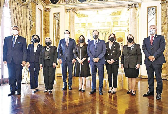 El pasado lunes tomaron posesión Miriam Yadira Cheng como magistrada de la Sala Primera de lo Civil, y María Cristina Chen, magistrada de la Sala Tercera de lo Contencioso Administrativo y Laboral de la CSJ, y tres magistrados suplentes. El pasado lunes tomaron posesión Miriam Yadira Cheng como magistrada de la Sala Primera de lo Civil, y María Cristina Chen, magistrada de la Sala Tercera de lo Contencioso Administrativo y Laboral de la CSJ, y tres magistrados suplentes.