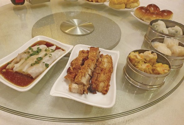 Lechón asado, 'chi chong fun' de puerco asado, 'jakao' (castañas con camarón) y 'kao choy pao' (rellenos de berro chino, camarón y puerco). Restaurante Sunly. Lechón asado, 'chi chong fun' de puerco asado, 'jakao' (castañas con camarón) y 'kao choy pao' (rellenos de berro chino, camarón y puerco). Restaurante Sunly.