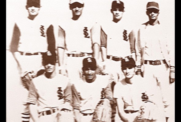 Guarapo. En la foto de campeones están Garrido, González y Solís (agachados), y detrás, Justiniano, Raúl, Vergara y Fuentes. Guarapo. En la foto de campeones están Garrido, González y Solís (agachados), y detrás, Justiniano, Raúl, Vergara y Fuentes.