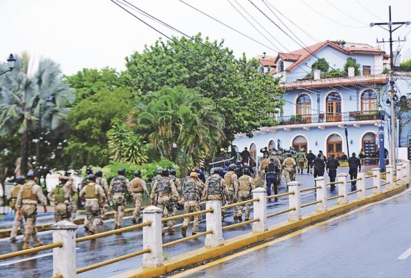 Diferentes estamentos de seguridad pública se desplazaron por las áreas aledañas a la Presidencia. Diferentes estamentos de seguridad pública se desplazaron por las áreas aledañas a la Presidencia.