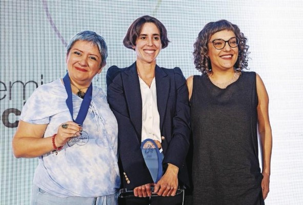 Daniela Pastrana (i) recibió una medalla como finalista durante la undécima edición del premio Roche de Periodismo en Salud 2023 en Panamá. Daniela Pastrana (i) recibió una medalla como finalista durante la undécima edición del premio Roche de Periodismo en Salud 2023 en Panamá.