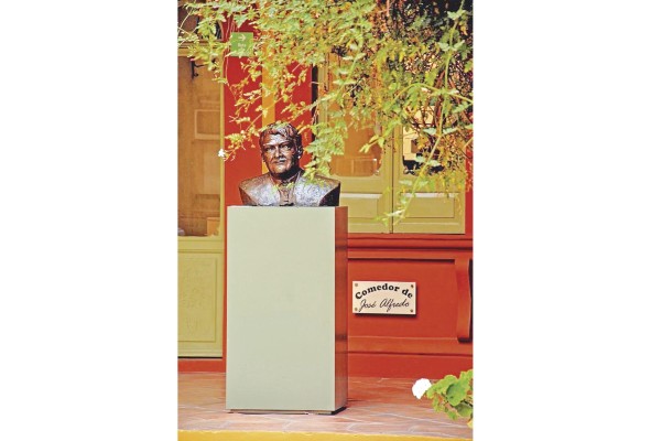 Busto de José Alfredo Jiménez en la entrada del comedor de la Casa Museo. Busto de José Alfredo Jiménez en la entrada del comedor de la Casa Museo.