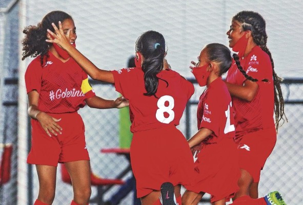 Niñas festejan un gol durante el torneo. Niñas festejan un gol durante el torneo.
