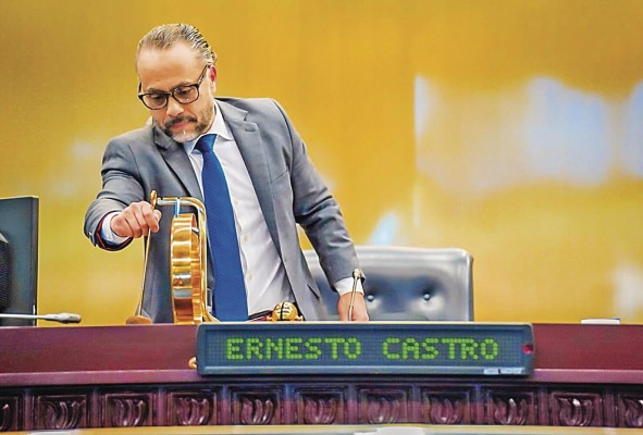 El presidente de la Asamblea Legislativa, Ernesto Castro, tras la aprobación la ley para reducir el tamaño de la Asamblea. El presidente de la Asamblea Legislativa, Ernesto Castro, tras la aprobación la ley para reducir el tamaño de la Asamblea.