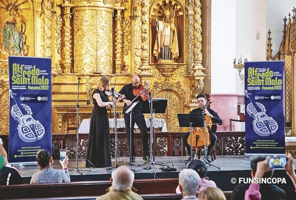 Trío de cuerdas violín, viola y violoncello. Trío de cuerdas violín, viola y violoncello.
