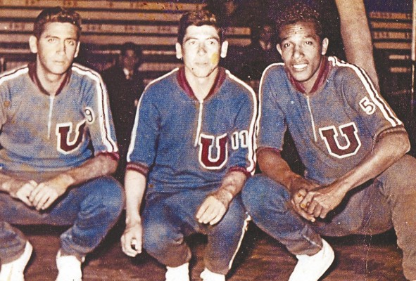 Osorio (der.), como jugador de la Universidad de Chile, junto a Eligio Ocaña (izq.) y el chileno Julio Alcallaga (c). Osorio (der.), como jugador de la Universidad de Chile, junto a Eligio Ocaña (izq.) y el chileno Julio Alcallaga (c).