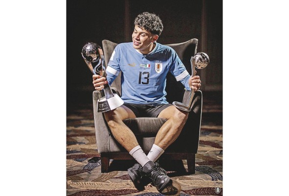 El defensor Alan Matturro con el trofeo de la Copa del Mundo y el Balón de Plata El defensor Alan Matturro con el trofeo de la Copa del Mundo y el Balón de Plata