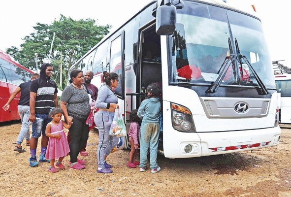 Una vez son censados y pasan por un proceso, los migrantes son trasladados a Gualaca, en la provincia de Chiriquí. Una vez son censados y pasan por un proceso, los migrantes son trasladados a Gualaca, en la provincia de Chiriquí.