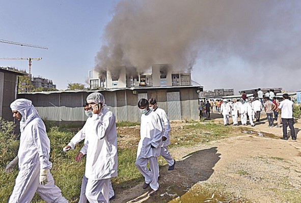 El incendio se desató en un área del gran complejo de la sede central de SII en la localidad de Pune. El incendio se desató en un área del gran complejo de la sede central de SII en la localidad de Pune.