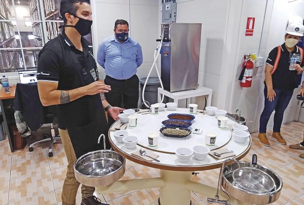 El catador certificado Gabriel Cruz explica la mecánica de la degustación. El catador certificado Gabriel Cruz explica la mecánica de la degustación.