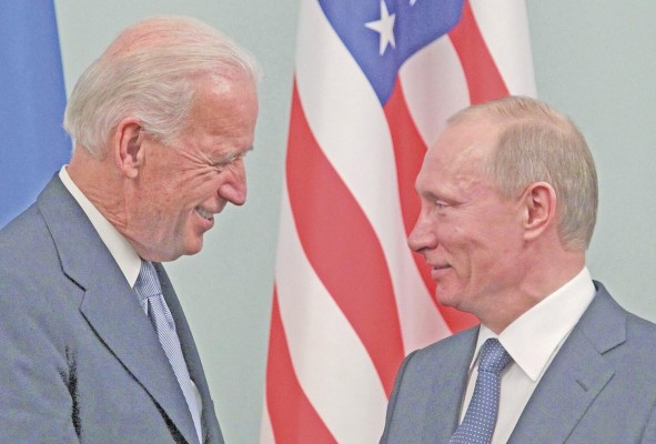 El presidente estadounidense, Joe Biden, conversa con el primer ministro ruso, Vladimir Putin. El presidente estadounidense, Joe Biden, conversa con el primer ministro ruso, Vladimir Putin.