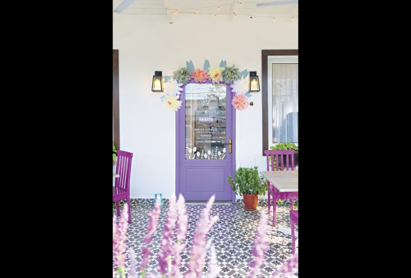 El café cuenta con un salón principal y una acogedora terraza. El café cuenta con un salón principal y una acogedora terraza.