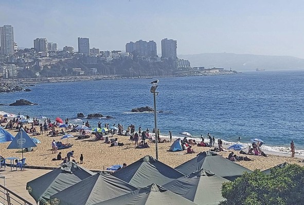 A minutos de la capital de la región, está Viña del Mar, una ciudad costera con jardines y playas. A minutos de la capital de la región, está Viña del Mar, una ciudad costera con jardines y playas.
