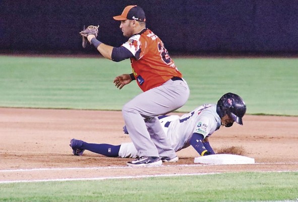 Jason Patterson se tira de cabeza en la primera, evitando ser sorprendido en la primera almohadilla, en el último partido de la serie final. Jason Patterson se tira de cabeza en la primera, evitando ser sorprendido en la primera almohadilla, en el último partido de la serie final.