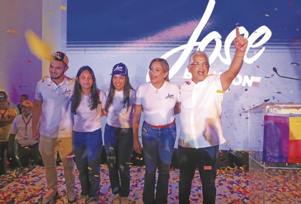 El candidato presidencial del panameñismo, José Blandón obtuvo más de 98,017 votos a su favor, en una elección donde hubo una participación del 45.6% de los votantes. El candidato presidencial del panameñismo, José Blandón obtuvo más de 98,017 votos a su favor, en una elección donde hubo una participación del 45.6% de los votantes.