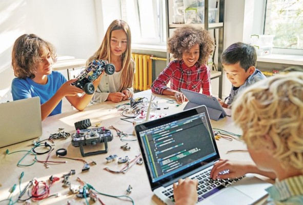 Hasta el momento se ha donado más de 1.600 robots educativos lo que ha permitido el inicio de más de 1000 clubes de robótica. Hasta el momento se ha donado más de 1.600 robots educativos lo que ha permitido el inicio de más de 1000 clubes de robótica.