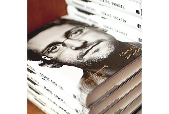 Edward Snowden es consultor especializado, experto en computación y exagente de la CIA y NSA. Edward Snowden es consultor especializado, experto en computación y exagente de la CIA y NSA.