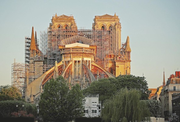 Antes del incendio, la catedral recibía casi 12 millones de visitantes. Antes del incendio, la catedral recibía casi 12 millones de visitantes.