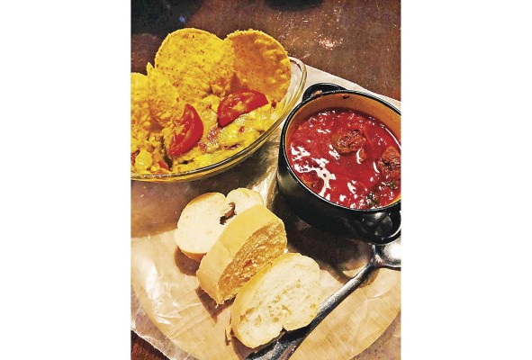 Sopa Borscht y guacamole de la casa. Sopa Borscht y guacamole de la casa.