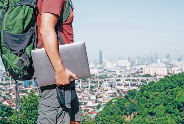 Un nómada digital es un profesional que usa las nuevas tecnologías para trabajar de manera remota mientras viaja por cualquier parte del mundo. Un nómada digital es un profesional que usa las nuevas tecnologías para trabajar de manera remota mientras viaja por cualquier parte del mundo.