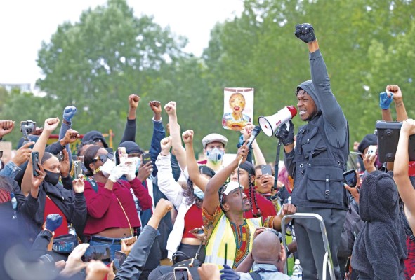 El actor John Boyega ha contribuido con fundaciones y marchas en contra del racismo en Reino Unido y EE.UU. El actor John Boyega ha contribuido con fundaciones y marchas en contra del racismo en Reino Unido y EE.UU.