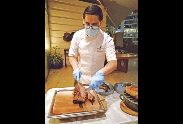 El chef Dávila hace el corte del 'brisket'. El chef Dávila hace el corte del 'brisket'.