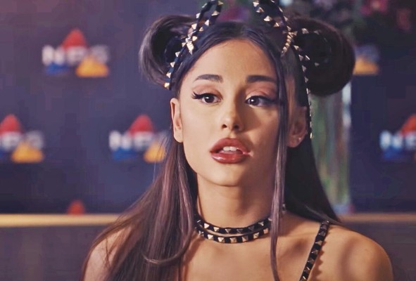 Actrices como Ariana Grande hacen su papel lleno de banalidad y consumismo. Actrices como Ariana Grande hacen su papel lleno de banalidad y consumismo.