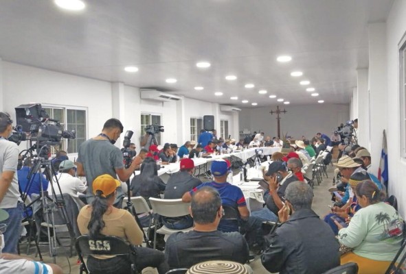 La mesa única del diálogo creó ayer una subcomisión para analizar y consensuar la rebaja del 28% en la canasta básica. La mesa única del diálogo creó ayer una subcomisión para analizar y consensuar la rebaja del 28% en la canasta básica.