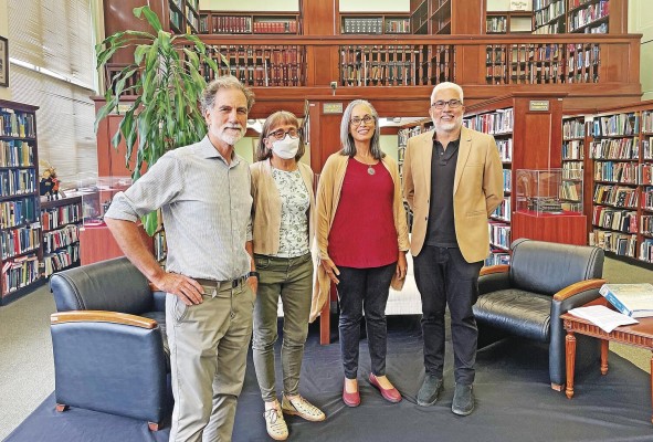 Los expositores Patrick Dillon, Erika Schnitter y Almyr Alba, junto al moderador del evento Carlos Fitzgerald. Los expositores Patrick Dillon, Erika Schnitter y Almyr Alba, junto al moderador del evento Carlos Fitzgerald.