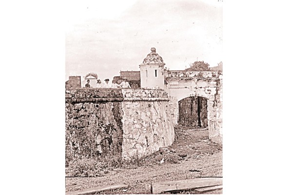 Entrada al antiguo fuerte de San Jerónimo, Portobelo, Panamá. Entrada al antiguo fuerte de San Jerónimo, Portobelo, Panamá.