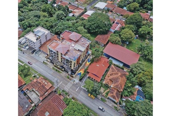 El reposicionamiento de Miraflores como un barrio en una localización estratégica implicó transformaciones como un aumento en el flujo del tráfico por la zona. El reposicionamiento de Miraflores como un barrio en una localización estratégica implicó transformaciones como un aumento en el flujo del tráfico por la zona.