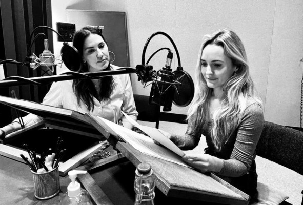 Bernadette Higgins (izq.)y Felicity Morris (der.) lideran el podcast producido por Netflix. Bernadette Higgins (izq.)y Felicity Morris (der.) lideran el podcast producido por Netflix.