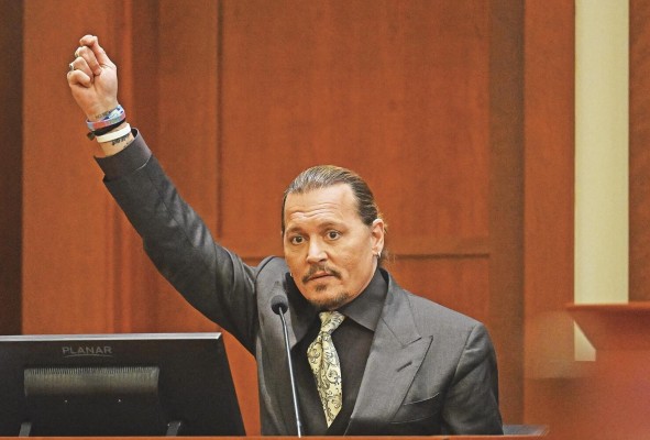 El actor estadounidense Johnny Depp rinde declaración en una corte en Virginia. El actor estadounidense Johnny Depp rinde declaración en una corte en Virginia.