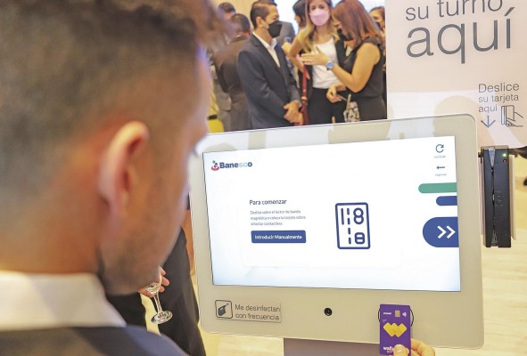 BanescoXperience también dispone de una pantalla interactiva para autogestionar la adquisición de los productos. BanescoXperience también dispone de una pantalla interactiva para autogestionar la adquisición de los productos.
